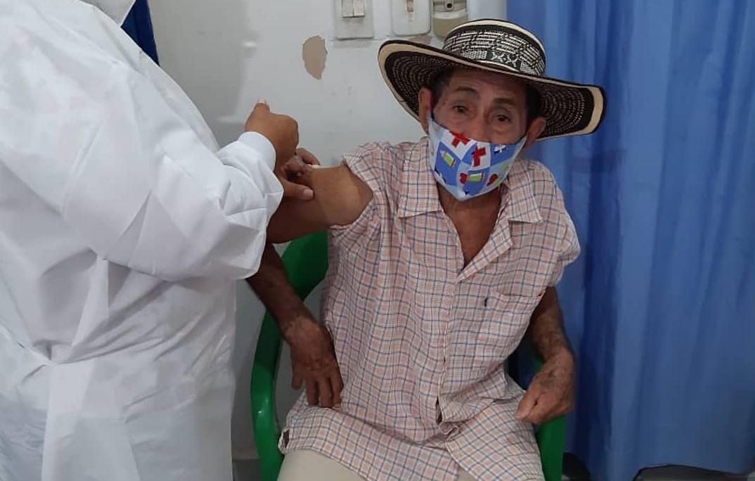 Photo of EPS y hospitales no pueden prohibir acompañante para adultos mayores que van a vacunarse: MinSalud