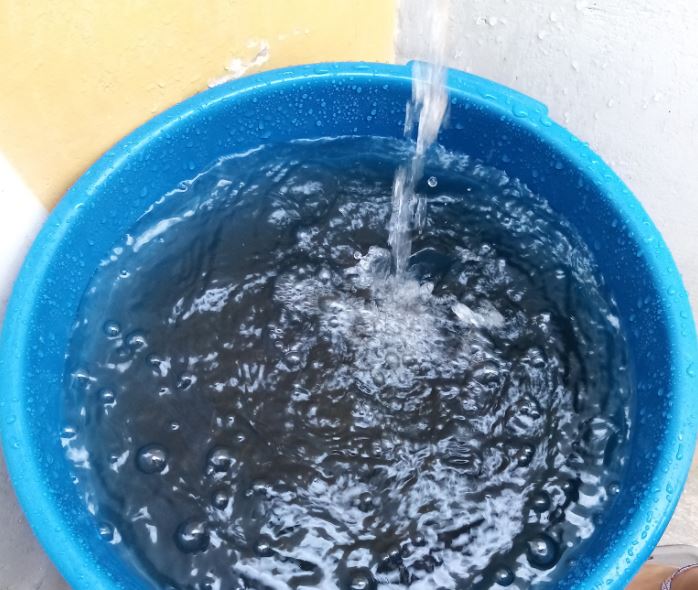 Photo of ¡Una vez más! De color oscuro y con sedimentos llega el agua en Planeta Rica