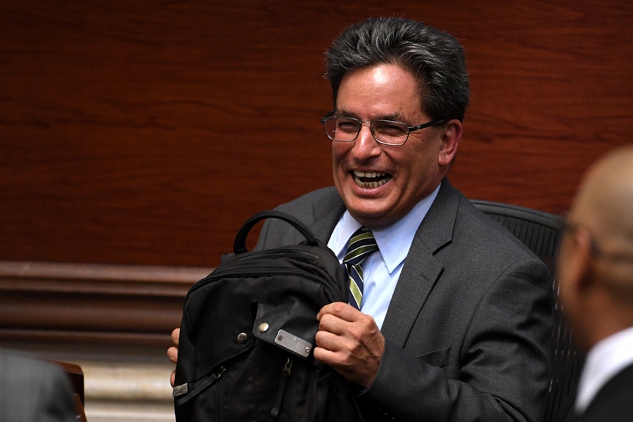 Photo of Lluvia de críticas al Ministro de Hacienda por decir que 12 huevos valen $1.800
