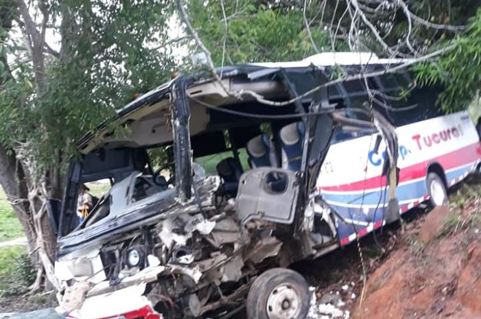 Photo of Cinco heridos deja choque de buseta y camión entre La Apartada y Ayapel