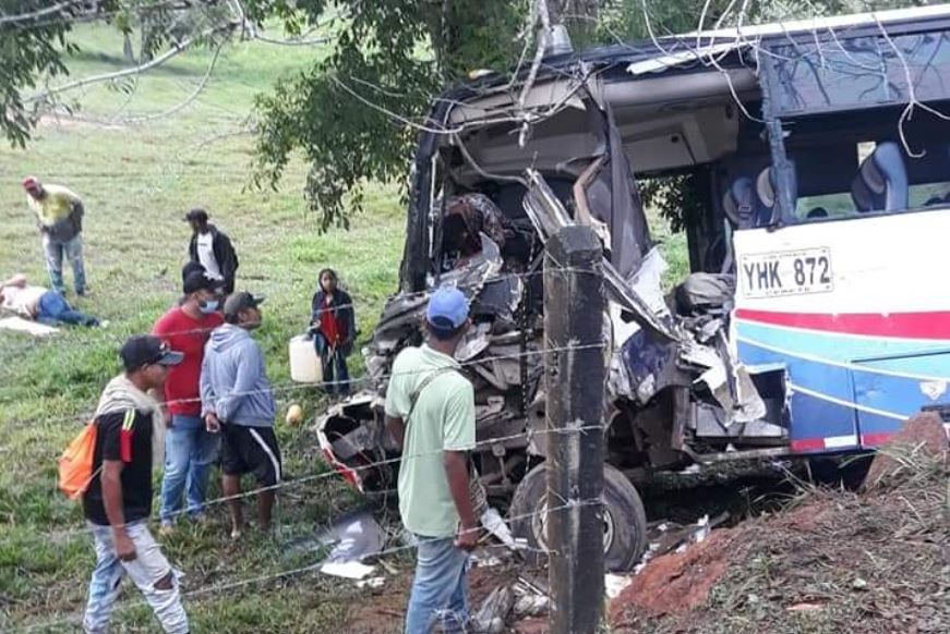 Photo of Muere mujer que viajaba en la buseta que chocó con camión en la vía Ayapel – La Apartada
