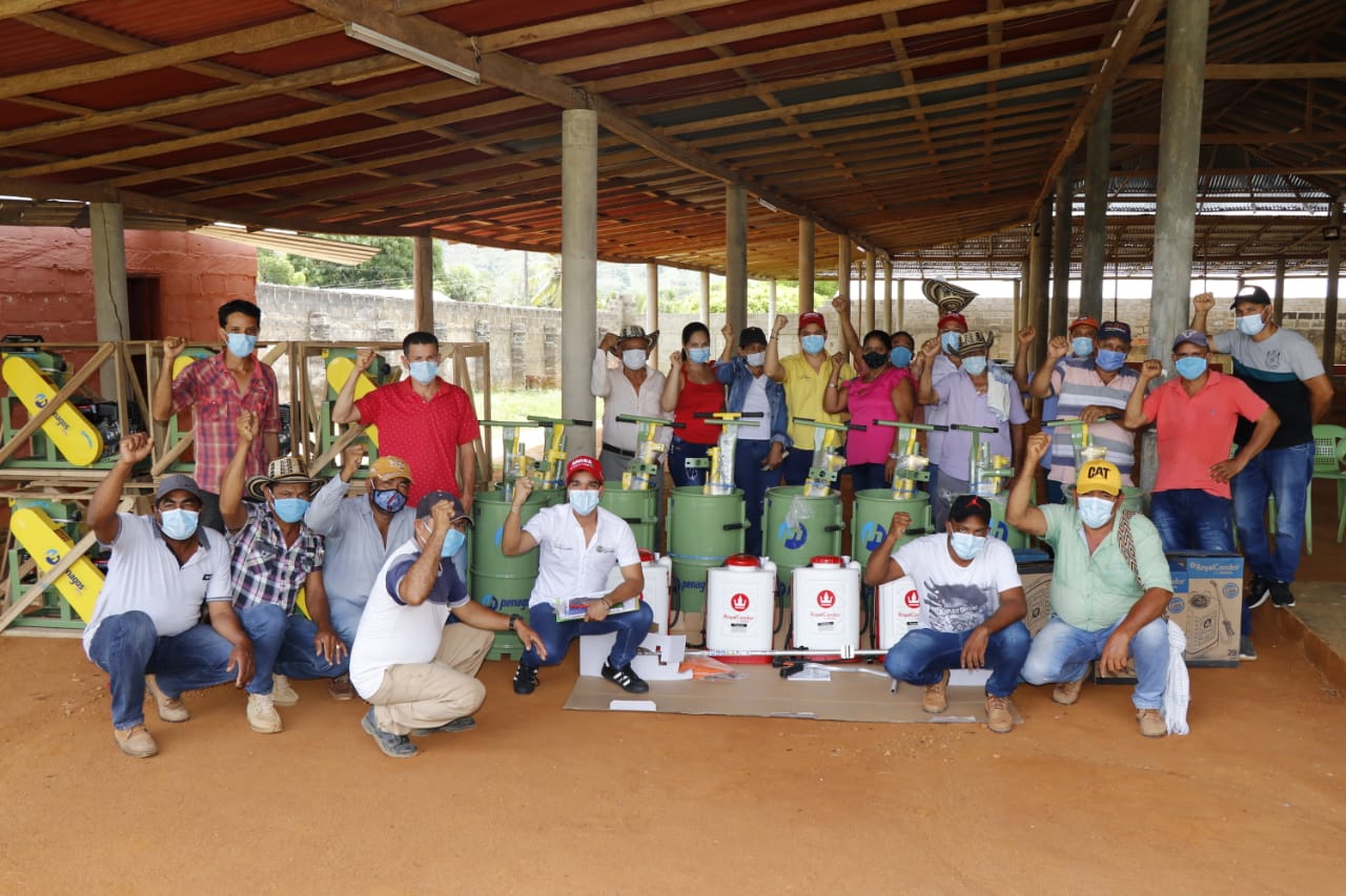 Photo of Campesinos de San Francisco del Rayo reciben equipos  para mejorar su producción