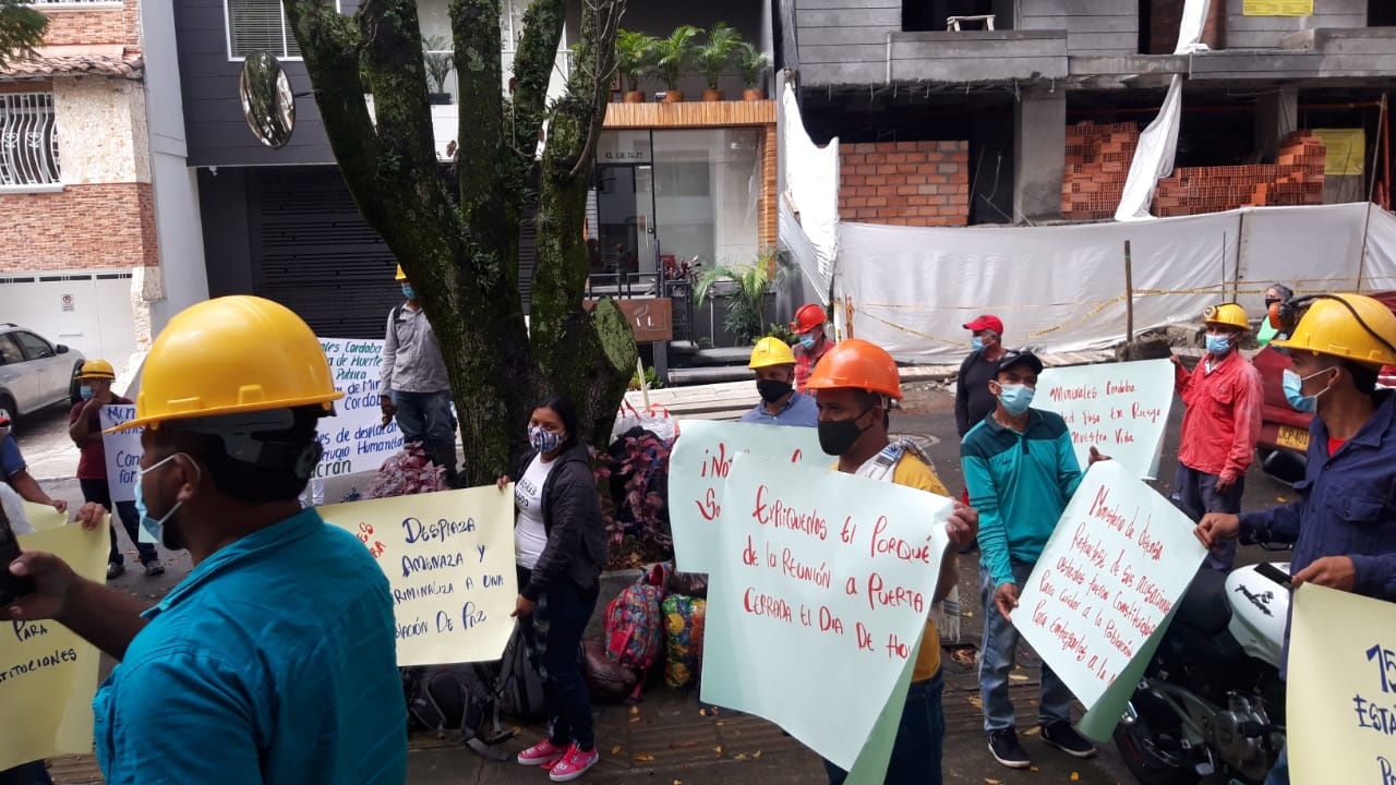Photo of Mineros de la Mina El Alacrán protestan frente a la sede de la Agencia Nacional de Minería en Medellín