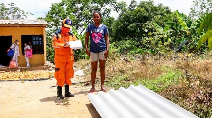 Photo of Entregan materiales a familias damnificadas por vendaval en zona rural de Buenavista