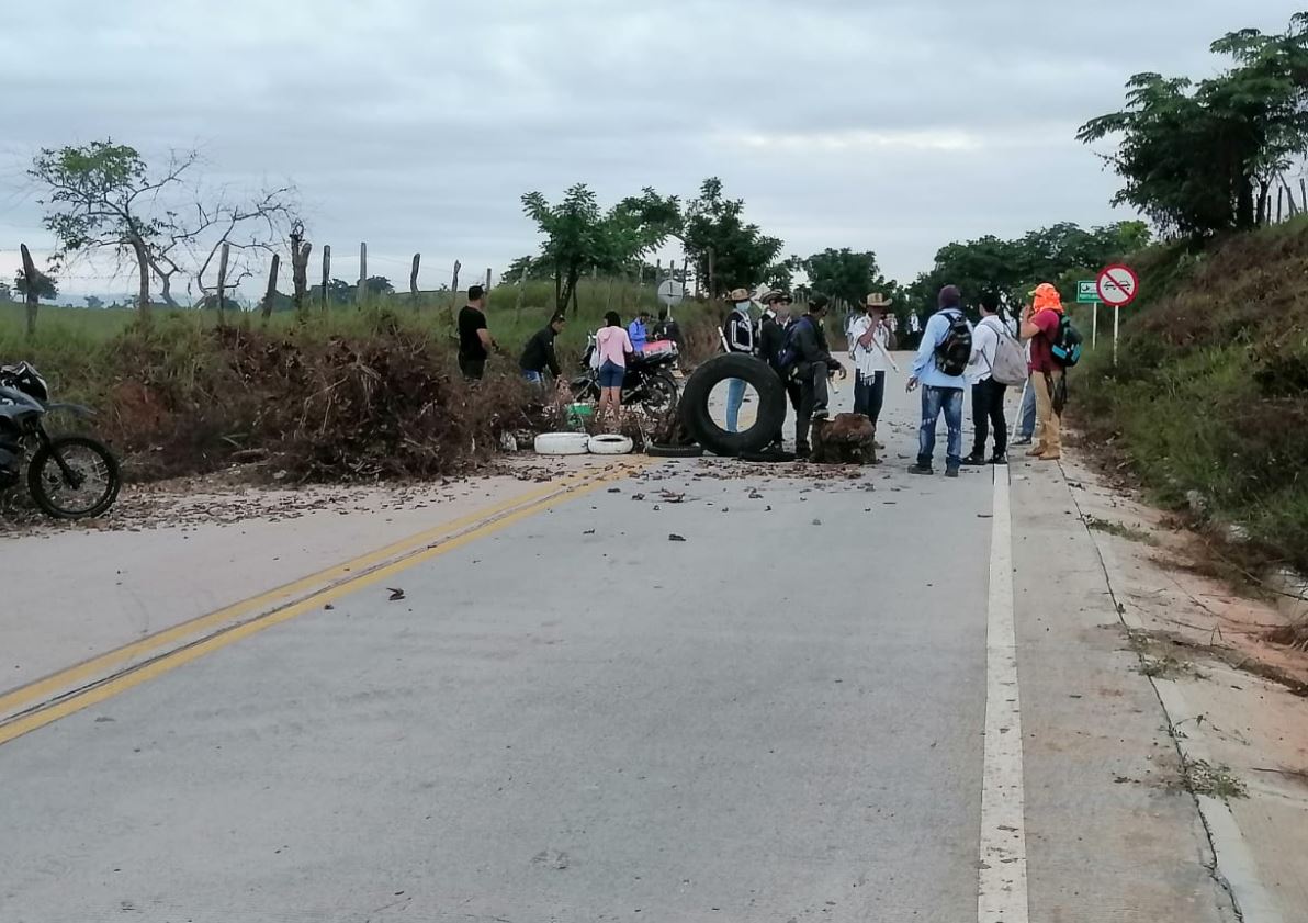 Photo of Indígenas bloquean la vía Montelíbano – Puerto Libertador