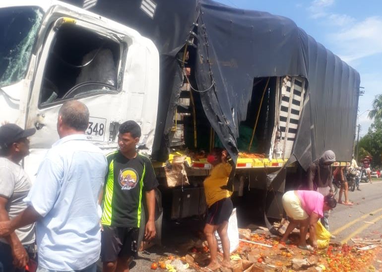 Photo of Un camión cargado verduras se accidentó y fue saqueado entre Pueblo Nuevo y Sahagún