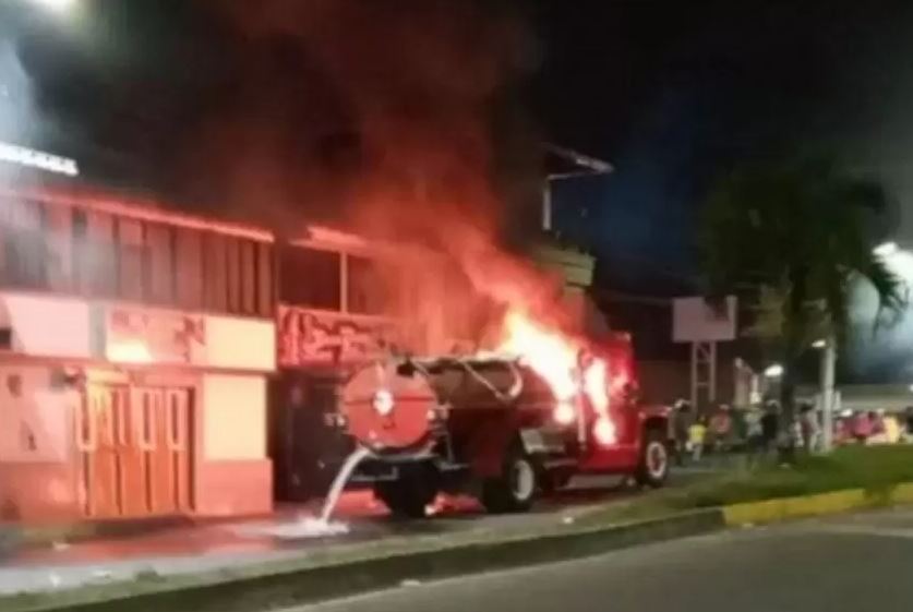 Photo of Una ambulancia y un carro de bomberos fueron incinerados durante protestas en Cartago, Valle
