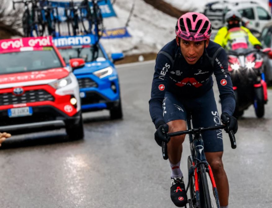 Photo of Egan Bernal mandó en la etapa 16 del Giro de Italia: ganó y se afianzó como líder