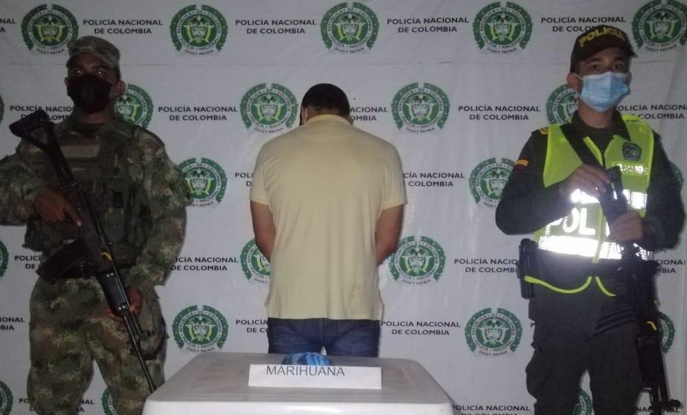 Photo of Capturan en Planeta Rica a sujeto con una bolsa de rayas llena de marihuana