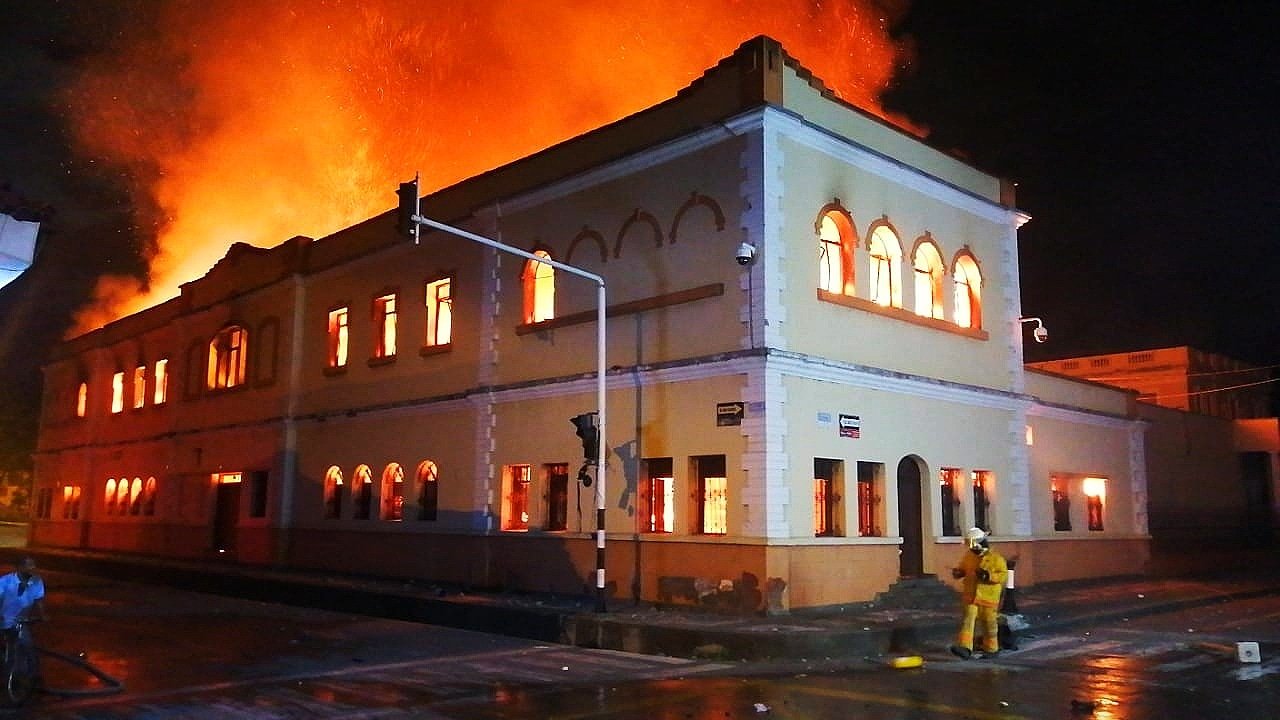 Photo of Palacio de Justicia de Tuluá fue incendiado durante disturbios