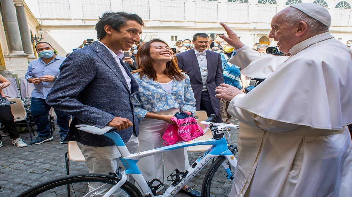 Photo of Egan Bernal regala una bicicleta al papa y confiesa que es el momento más «bonito» de su vida