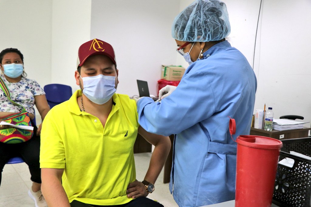 Photo of Representante Calle se vacunó en Montelíbano e invitó a los cordobeses a vacunarse contra el Covid-19
