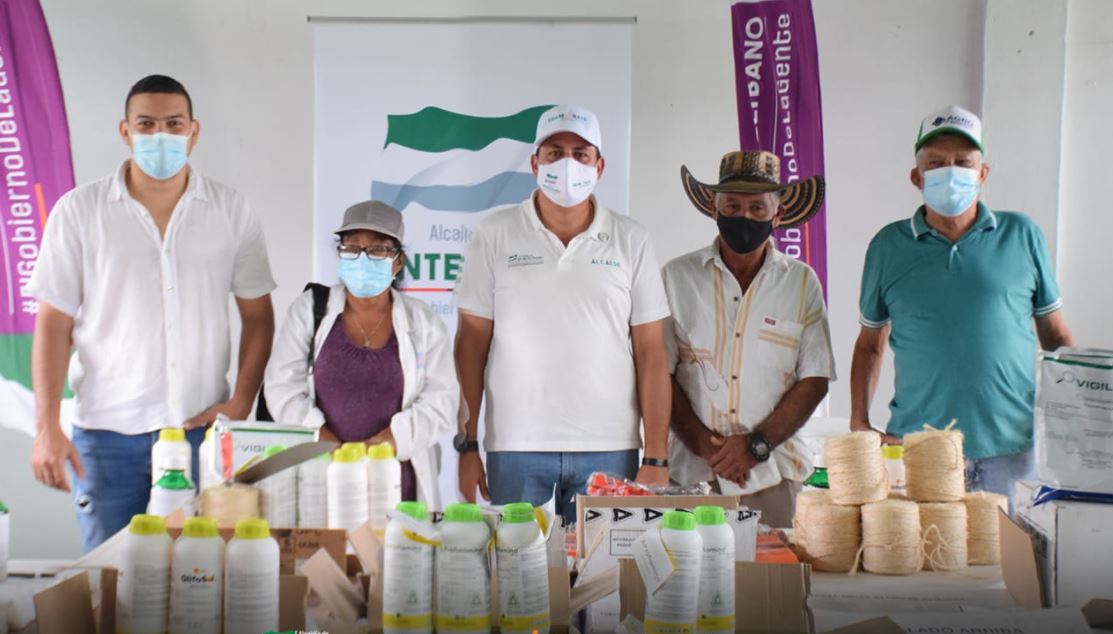 Photo of Montelíbano: Campesinos de Tierradentro y Puerto Ánchica recibieron insumos agrícolas