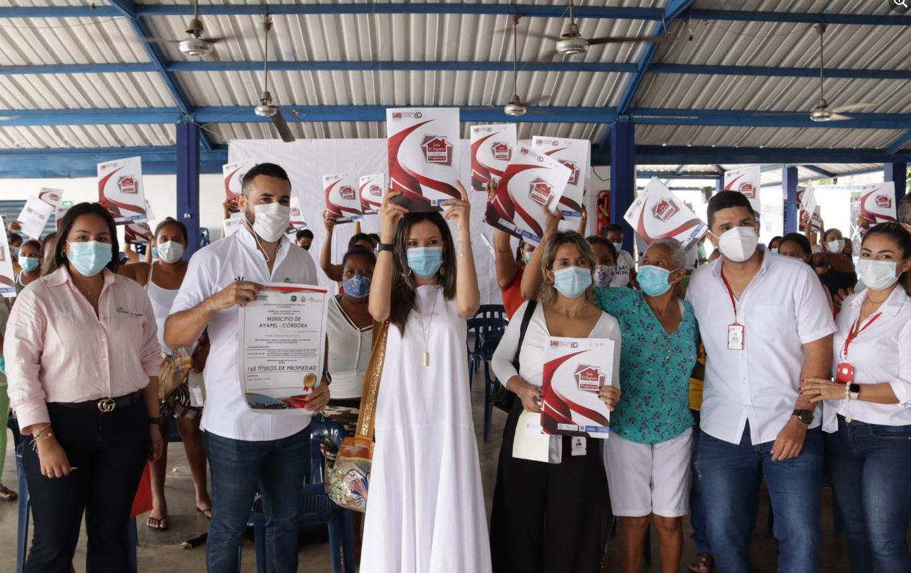 Photo of Familias de Ayapel reciben títulos de propiedad de sus predios