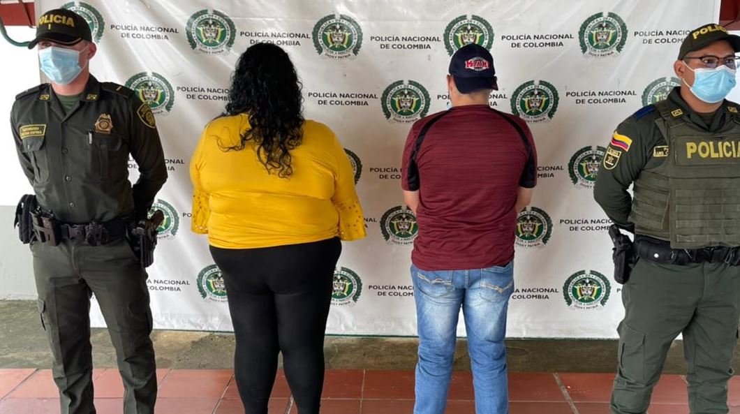 Photo of Detenida pareja de supuestos estafadores en Pueblo Nuevo