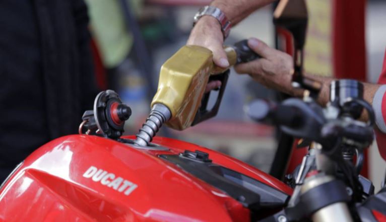 Photo of Otra vez subió el precio de la gasolina. Alza es de casi $100 por galón