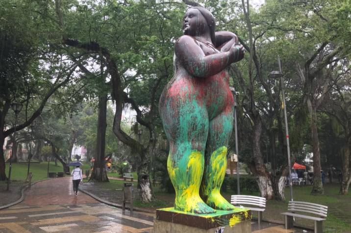 Photo of Polémica tras pintura en la ‘Gorda de Botero’ en Bucaramanga