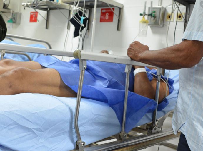 Photo of Joven se debate entre la vida y muerte tras ser herido acusado de robarse una gallina