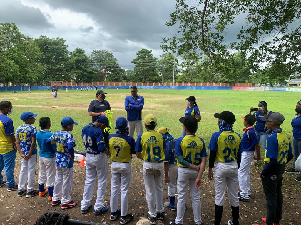 Photo of Diputado Fabián Lora donó importante dotación deportiva