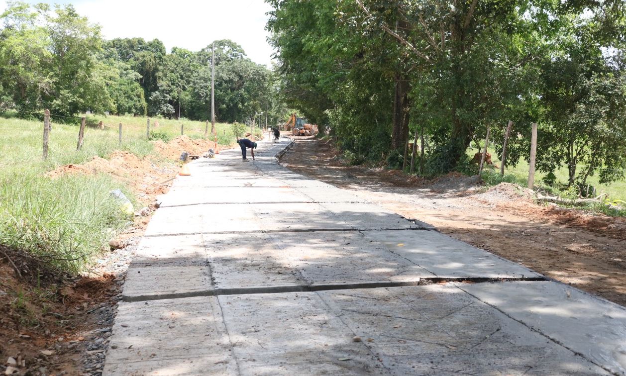 Photo of Alcaldía de Buenavista construye placa huella en la vía que conduce a la vereda Las Cruces