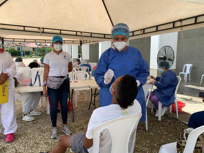 Photo of Tercer pico sigue aflojando en Colombia: 11.048 nuevos casos y 330 muertes este domingo