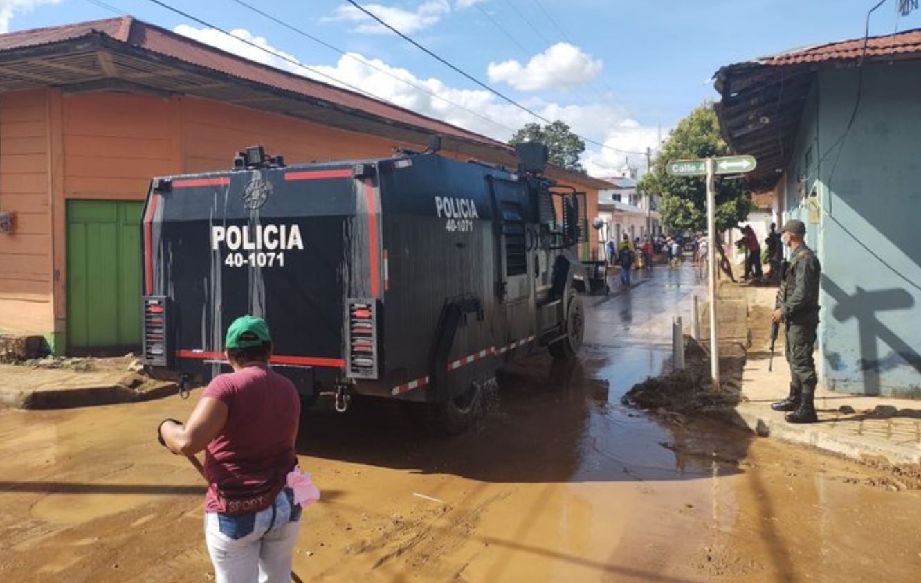 Photo of Con tanqueta del Esmad, limpian el lodo que dejó creciente de la quebrada en las calles de Uré