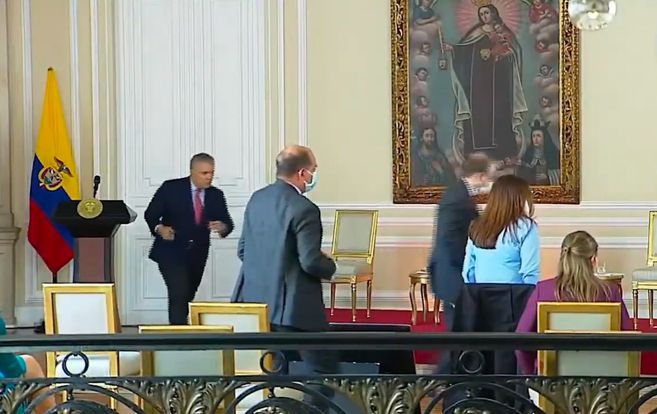 Photo of Video | Maestra de ceremonias se desmayó e hizo correr a Duque