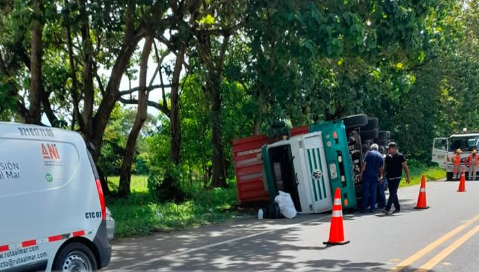 Photo of Tractomula se volcó entre Planeta Rica y Buenavista