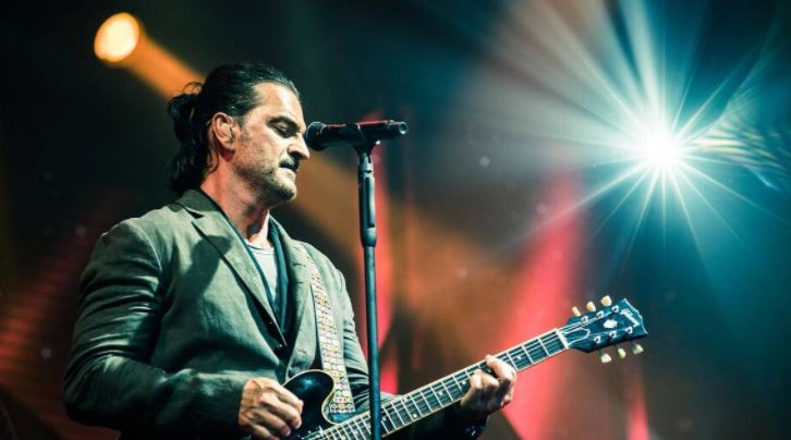 Photo of Ricardo Arjona cantó en el metro de New York y la gente ni se detuvo a mirarlo