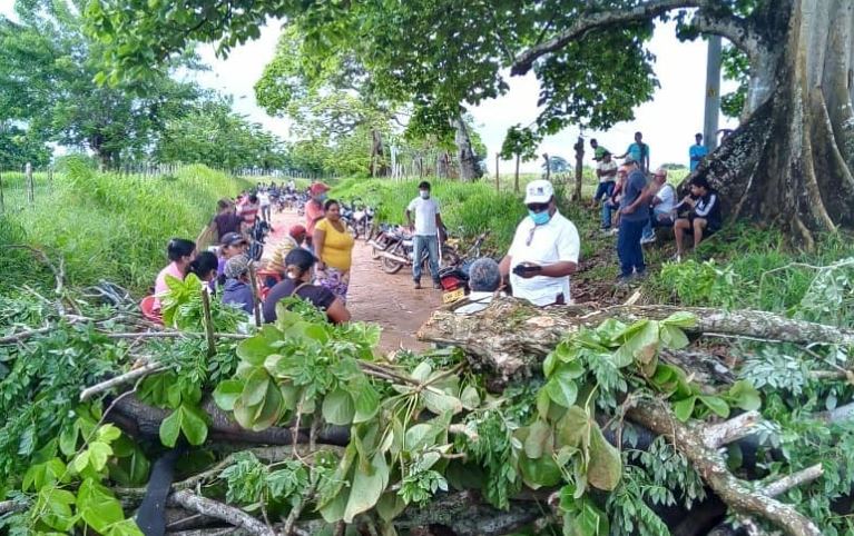 Photo of En Planeta Rica, campesinos de tres veredas bloquearon vía para exigir arreglo