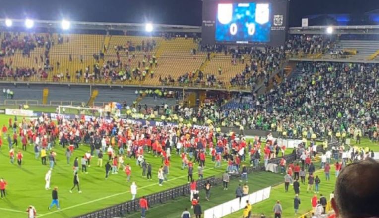 Photo of Vergonzoso regreso de los hinchas a El Campín: enfrentamientos e invasión