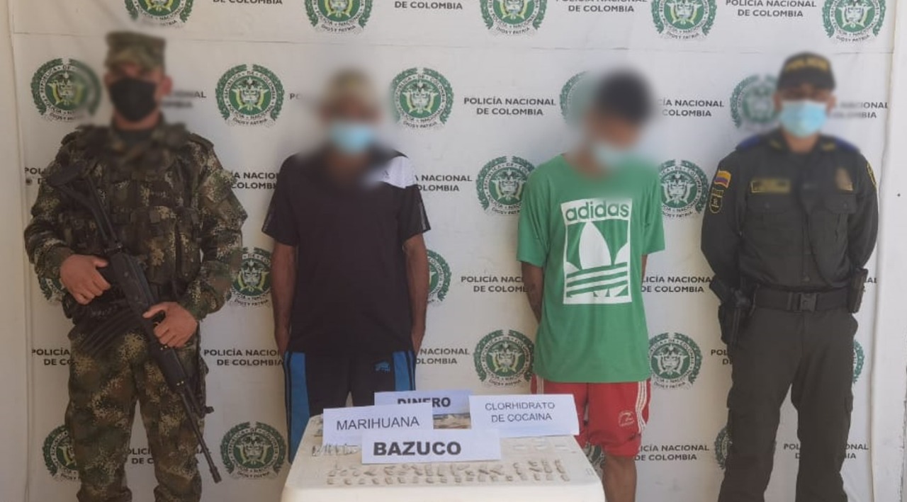 Photo of Sorprenden a dos hombres que ‘paseaban’ con surtido de coca, bazuco y marihuana en Planeta Rica