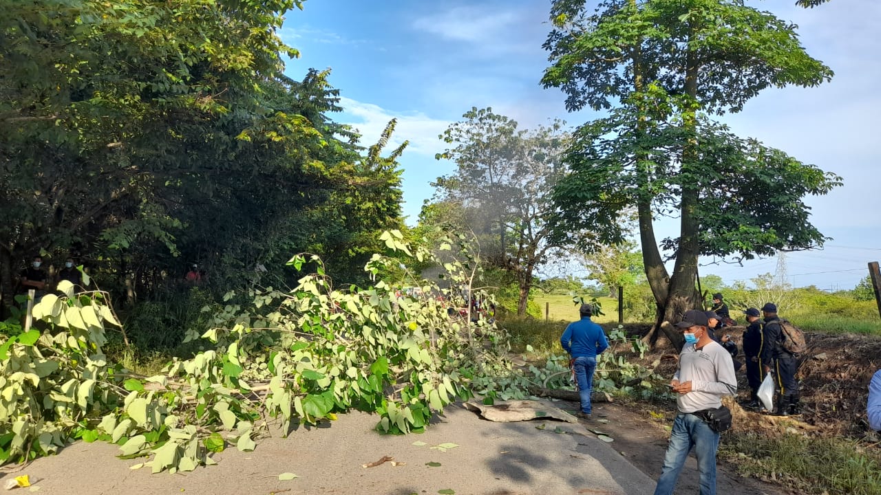 Photo of Bloquean vías de acceso a Uré y Puerto Libertador