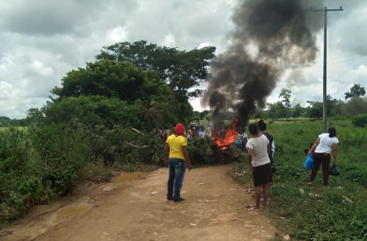 Photo of Habitantes de vereda de Planeta Rica protestan por mal estado de vía rural