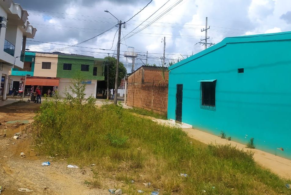 Photo of Calle enmontada en La Apartada, incomoda a los vecinos