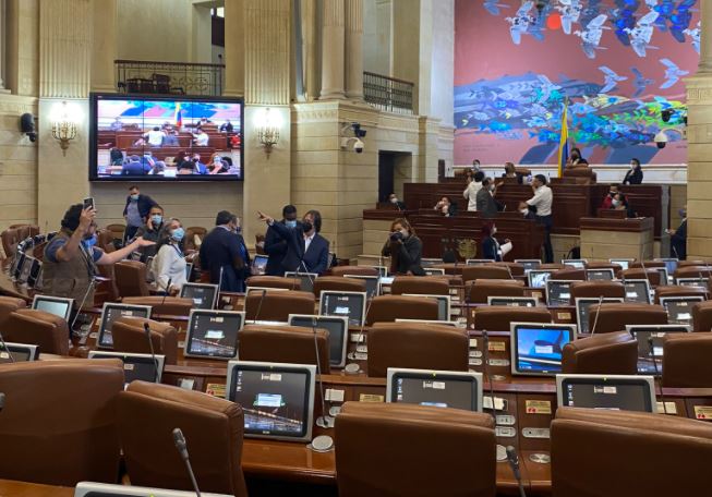 Photo of Cámara hundió moción de censura contra la exministra TIC Karen Abudinen