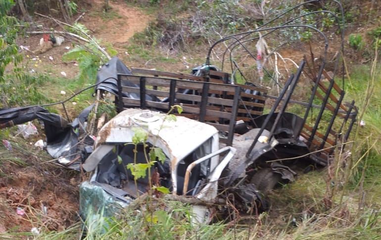 Photo of Así quedó el camión atacado con explosivos en zona rural de Puerto Libertador donde murieron 5 militares