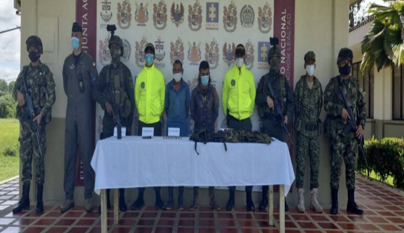 Photo of Capturan a dos sujetos por asesinato de líderes de sustitución de cultivos ilícitos en Uré