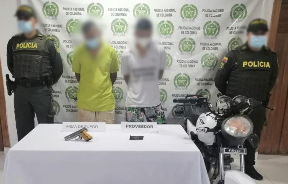Photo of Tras intentar huir, Policía captura a dos sujetos armados en La Apartada