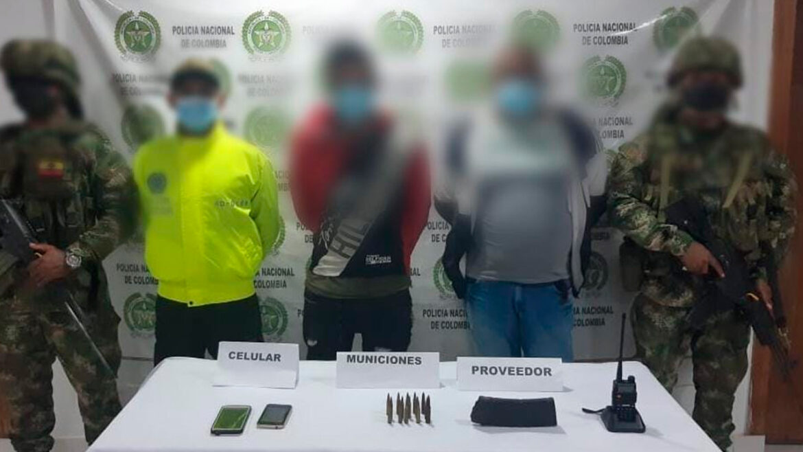 Photo of Capturan a dos hombres con radio de comunicaciones, munición y celulares en Puerto Libertador