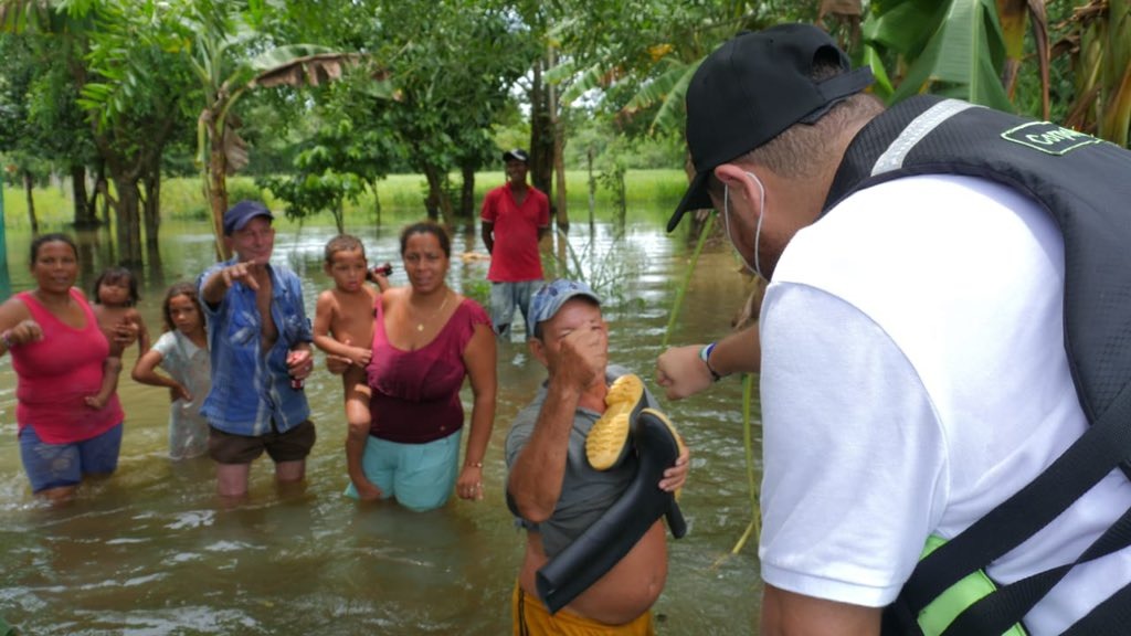 Photo of Gobernador de Córdoba visitó a los damnificados de Ayapel