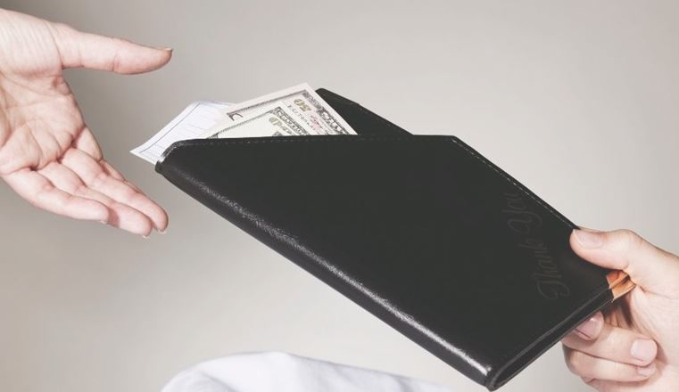 Photo of Mesera recibe propina de mil dólares y un mensaje con una propuesta indecorosa