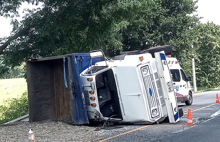 Photo of Volqueta se volcó entre Buenavista y La Apartada