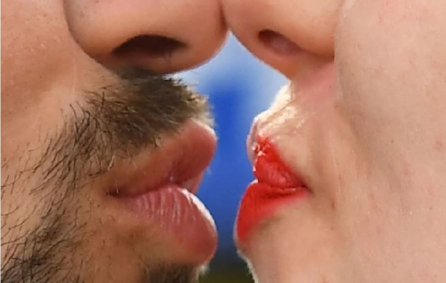 Photo of Unos 700 tipos de bacterias se comparten en los besos