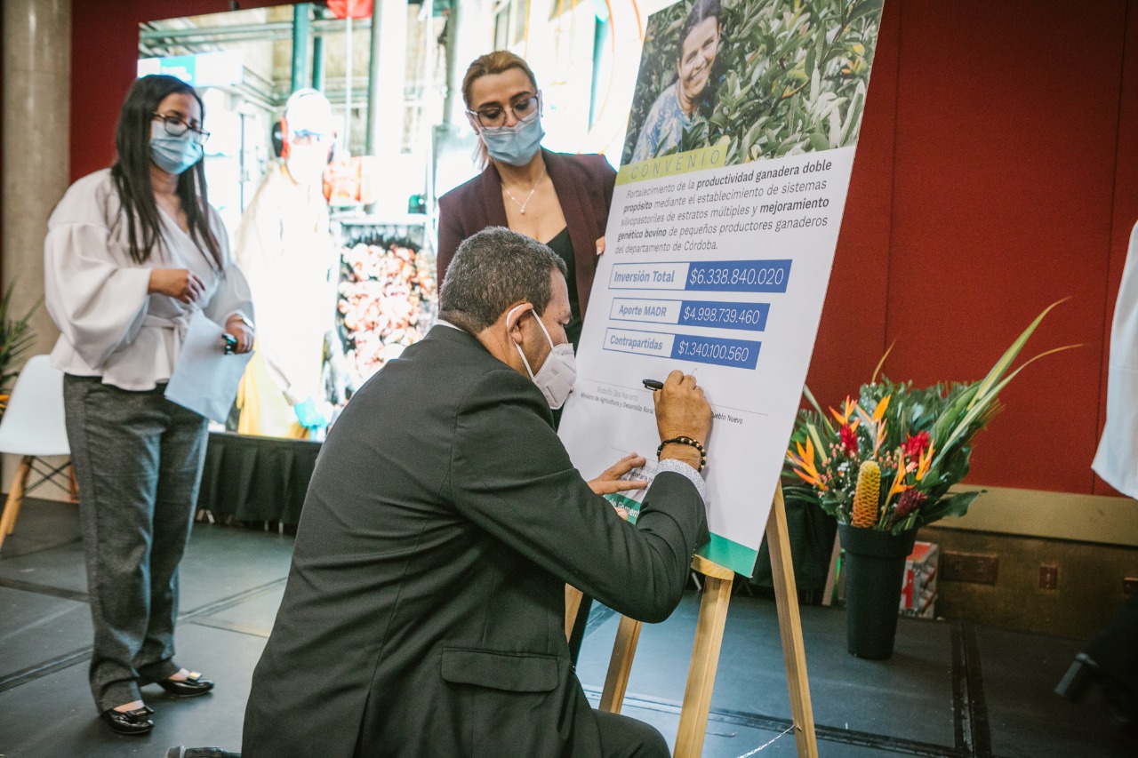 Photo of Alcalde de Pueblo Nuevo firma convenio con MinAgricultura para beneficiar a pequeños y medianos ganaderos