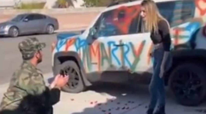 Photo of Soldado escribió ‘cásate conmigo’ en el carro de su novia y ella lo rechazó