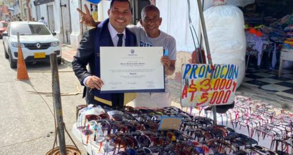 Photo of Orgulloso de su papá vendedor ambulante, joven le llevó el título de abogado