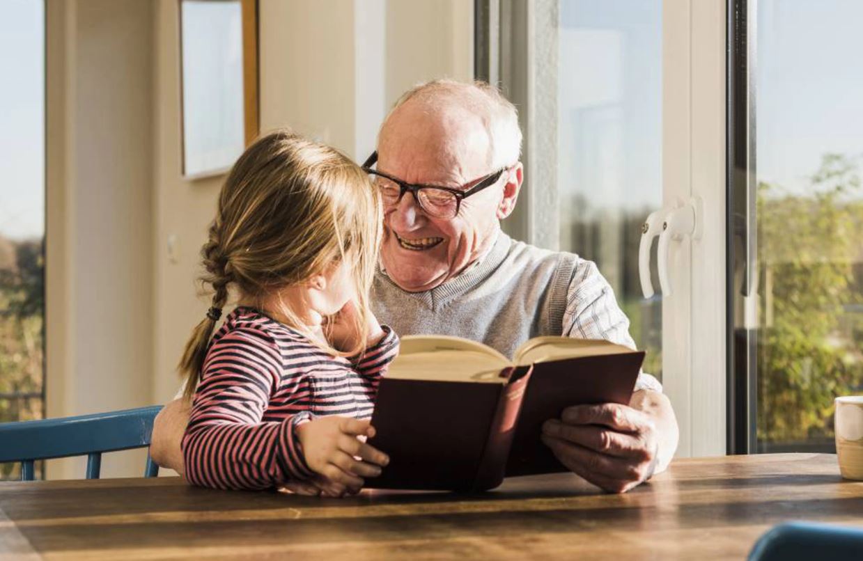 Photo of Abuelo cobra $40.000 la hora por cuidar a su propia nieta