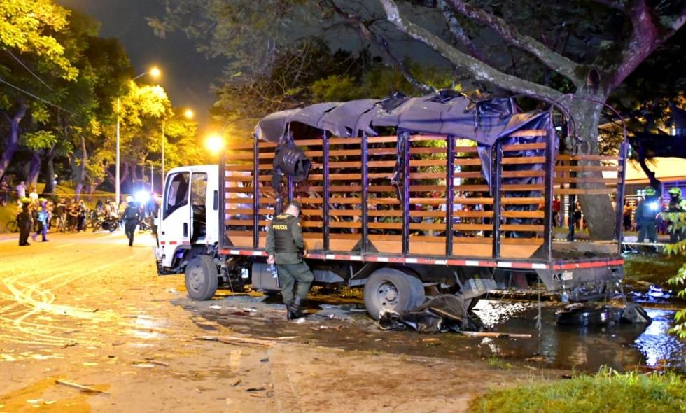 Photo of ELN se atribuyó el atentado contra camión que transportaba policías en Cali