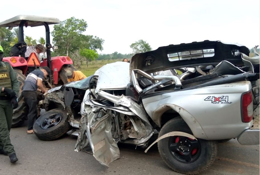 Photo of Convertida en chatarra quedó camioneta que se accidentó en la vía La Apartada – Ayapel